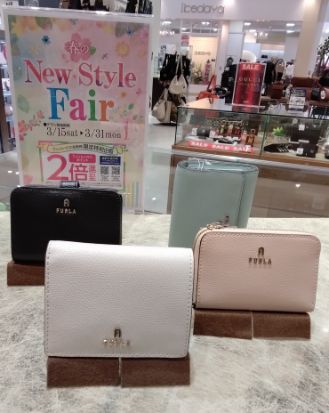 春カラー　FURLAのお財布