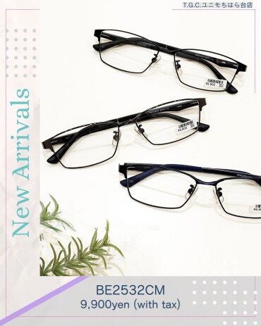 人気のスクエア。掛け心地が良くスッキリ知的に見えます。