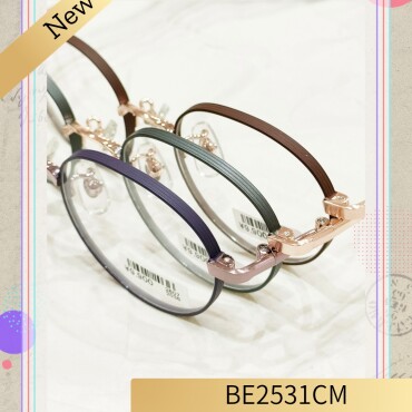 フレームのフチが太いので強度近視の方にオススメ！