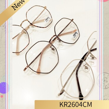 細身でシャープなデザインのメタル。個性的な多角形