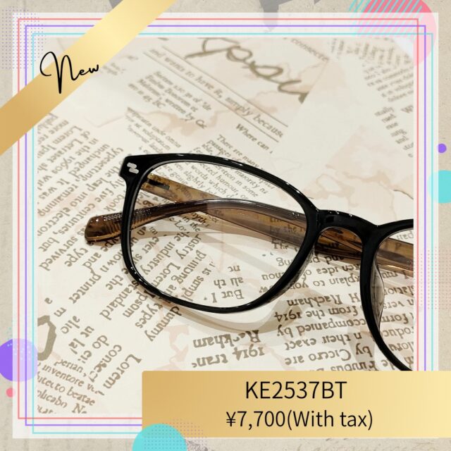 フロントサイドの飾りピンがアクセントに。日常使いしやすいデザインです。