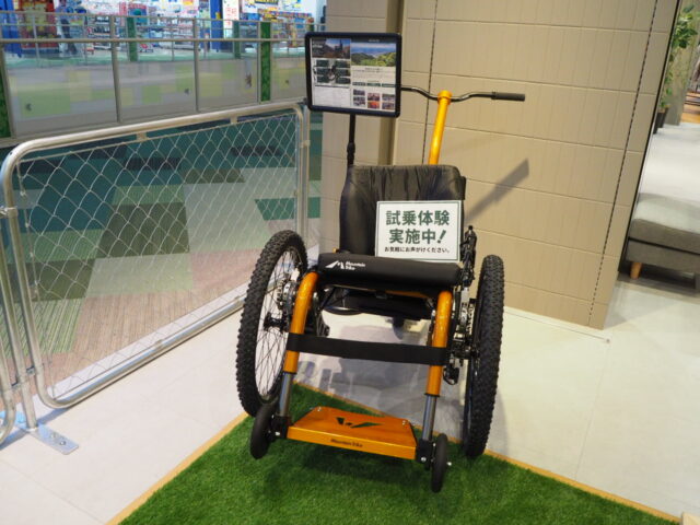 アウトドア専用車いす乗車体験実施中♪