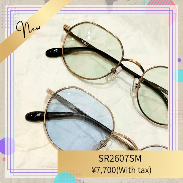 クラシカルなメタルフレームにトレンド感のあるライトカラーのレンズを。