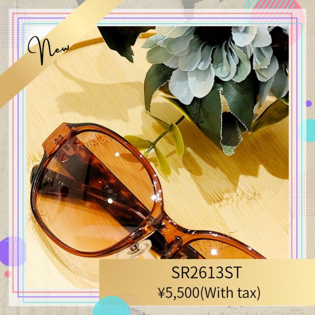 華やかな印象のサングラス。小顔効果も期待できます。